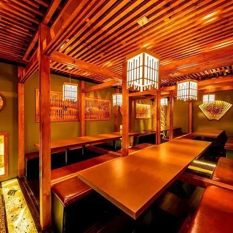 <p>【大人数プライベート個室】10～30名様でもゆったりとお座りいただけるテーブル個室。最大80名様まで団体貸切可能です！大切なお客様を迎えての接待やビジネス仲間との会食、お仕事仲間との各種宴会はもちろん、ご家族・親族でのお食事などにもご利用ください。ご宴会は飲み放題付が断然おトク♪宴会コースも充実!</p>
