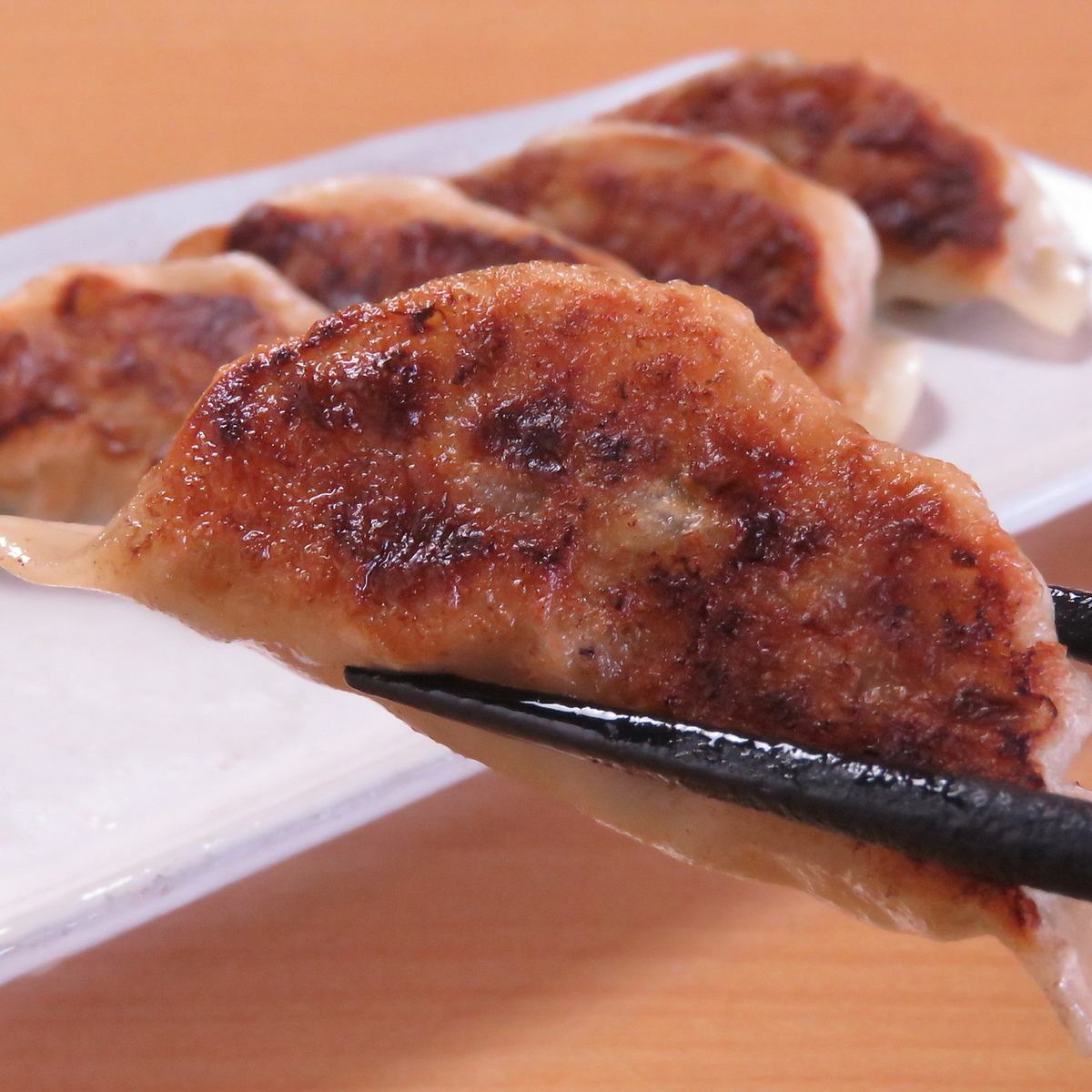 You can enjoy special dumplings and delicious sake ♪ Takeout is also very popular !!