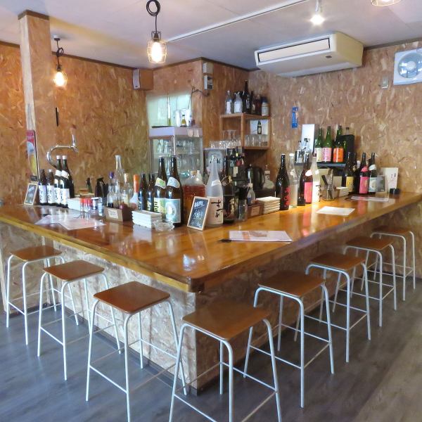 The counter with 8 seats in the back of the store has a calm atmosphere like a bar.There is a wide selection of alcohol, so it's perfect for couples ♪ Of course, you can feel free to stop by and enjoy your meals and drinks!