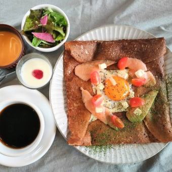 【モーニング限定♪】スモークサーモンとクリームチーズのガレット(ドリンク代＋1100円)