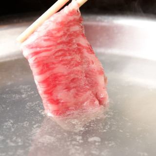 【顶级佐贺牛“飞牛”涮锅套餐】最高品质的肉，共8道菜，10,000日元