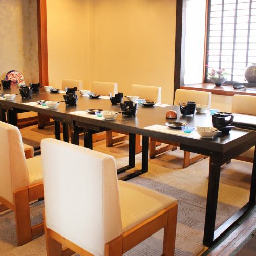 <p>完全個室のテーブル席！周りを気にする事無く、お食事が楽しめます。会社会食やお子様連れのママ友会などワイワイ楽しめるので人気です♪</p>