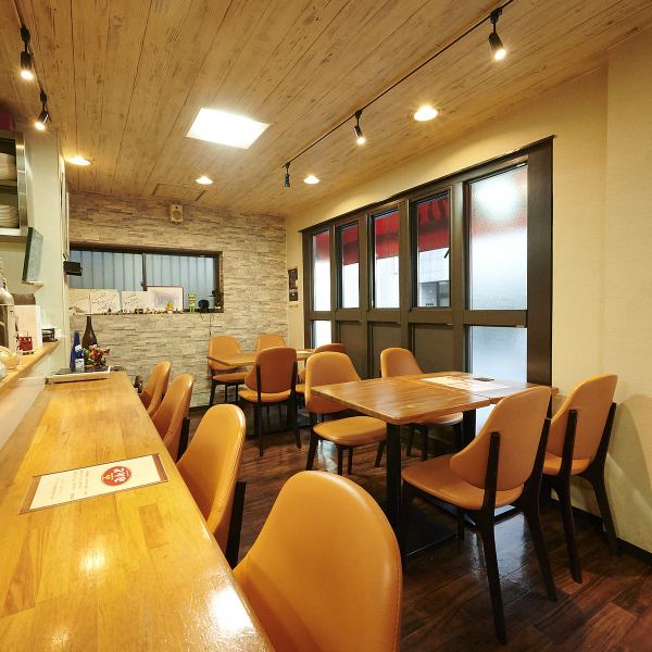 温かみのある木目調の床とテーブルに、落ち着いたグレーの石積み風の壁紙を組み合わせた、モダンでありながらアットホームな店内です♪お席はお一人様やデートに最適なカウンター4席に加え、グループ利用に便利な4名テーブルが3卓あり、テーブルは結合可能なため、宴会など様々なシーンに合わせてご利用いただけます！