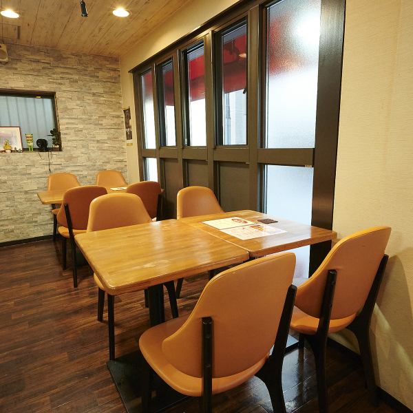 黒いレザー調の椅子と明るい木材のテーブルが、にぎやかな食事にも、落ち着いたひとときにも合う空間を演出♪壁面の窓や、広々としたカウンターなど、開放感があり、お友達や同僚との特別な時間を過ごすのに最適です！宴会、女子会、デートといったあらゆる集まりに心地よくご利用いただけます♪