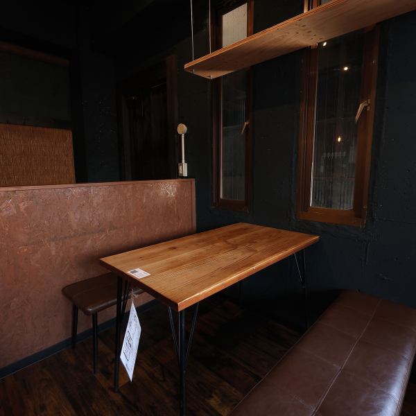 当店は「気取らない大衆肉酒場」として、誰もが自然体で心地よく過ごせる雰囲気を何よりも大切にしています。おしゃれなバーとは違った、どこかホッとする空間でお客様をお出迎え。お仕事帰りの一杯から気心の知れた仲間との飲み会まで、肩肘張らずに美味しいお肉とお酒を心ゆくまでお楽しみいただけます。