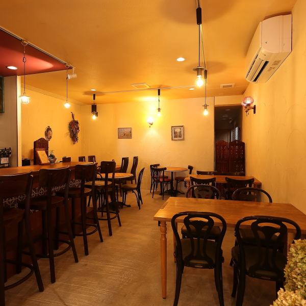 【イタリアの街角に佇む隠れ家のようなお洒落空間】アンティーク調で落ち着いた雰囲気の店内は、本場イタリアの隠れ家レストランのようなお洒落な雰囲気。インテリアや照明、雑貨も雰囲気に合わせて厳選しておりますので、細部までお楽しみいただけます♪イタリア旅行のような気分のなか、時間を忘れて素敵なひとときを。