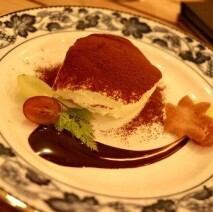 パティシエ特製のデザートはホールケーキのご用意も可能です