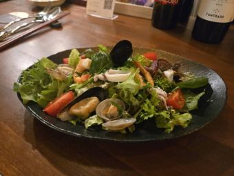 色々魚介のソテーとグリーンサラダ