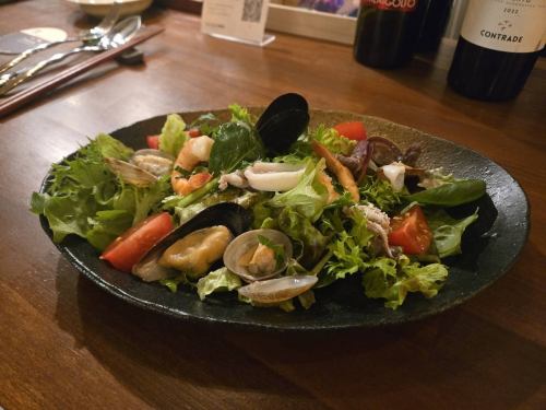 色々魚介のソテーとグリーンサラダ