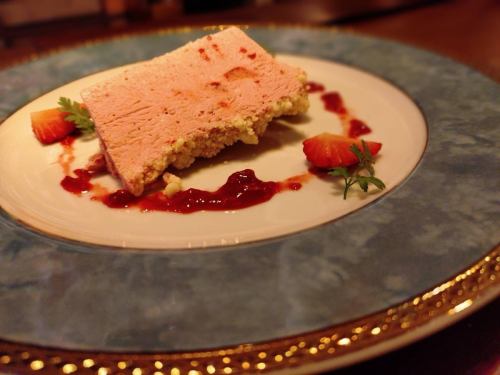 季節の味わいのイタリアンアイスケーキ「季節のセミフレッド」