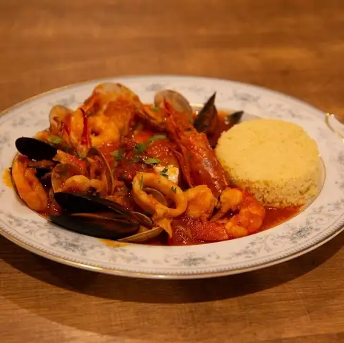 豪華！お魚と魚介たっぷりのトマト煮スープ「ズッパ・ディ・ペッシェ」クスクス添え