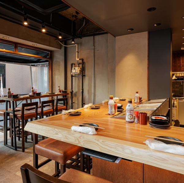 【カウンター席有り!】カウンター席は12名様までの特等席。壮観オープンキッチンのため、焼き場、板場のどちらも見ることが出来き、目線の高さに合わせた設計。目の前のネタケースにはその日に串打ちしたばかりのネタがズラリとならんで目を愉しませてくれます。お一人様、カップル、お友達同士などお気軽にお使い頂けます