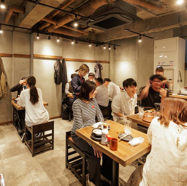 【会社宴会などにも◎】会社の宴会やお仲間同士の飲み会に、ゆったりお寛ぎ頂けるテーブル席はいかがでしょうか?モダンな落ち着いた空間の室内は、最大宴会様までご利用可能です。4名様、8名様、12名様の少人数グループでお使いもOK! 【名古屋/飲み放題/居酒屋/魚/焼き鳥/焼鳥】