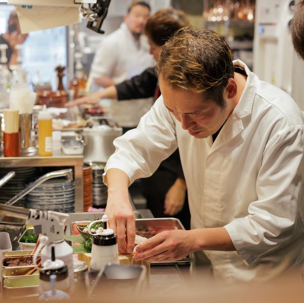 【ライブ感溢れるお店】会社帰りにお一人様でじっくりと楽しみたいお客様も、当店のカウンター席がおすすめです。季節の旬やその日のおすすめの情報がいち早く知れるのもカウンター席ならでは!名古屋駅より徒歩4分の駅チカ、好立地なので終電ギリギリまでおくつろぎ頂けます。 【名古屋/飲み放題/居酒屋/魚/焼き鳥/焼鳥】