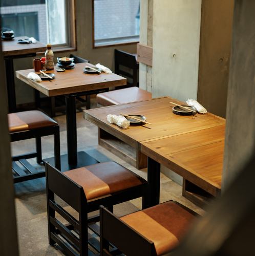 こちらのテーブル席をご利用になられる方はお喋りの合間に厨房に視線を向けてみて下さい。ご友人との食事会、会社との同僚との一杯にぜひ!