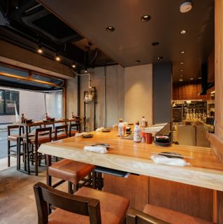 カウンター席は12席。オープンキッチンとなっているため、目の前で味わえる臨場感は至福のひと時となるでしょう、、、