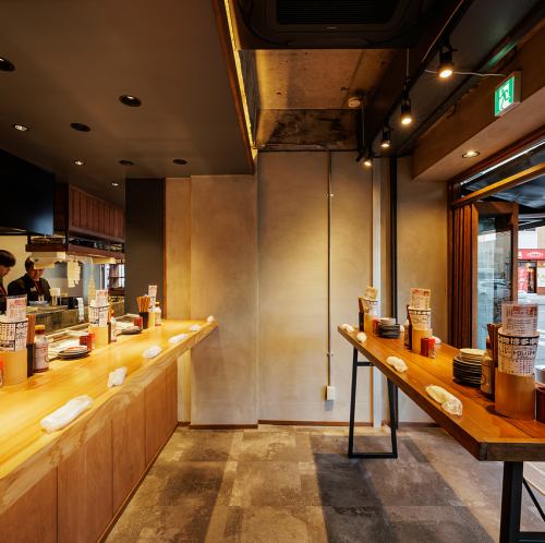 目の前はオープンキッチンとなっており、焼き場、板場のどちらも見ることが出来ます。臨場感を楽しみたい方にオススメです。