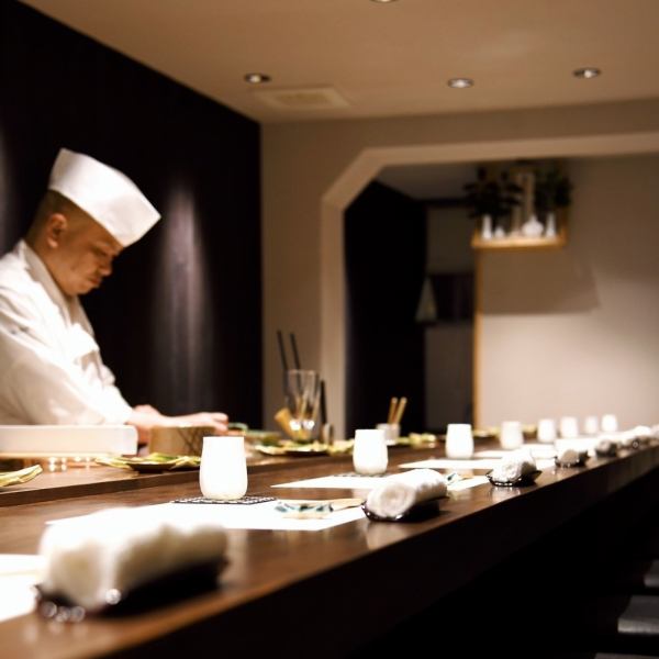 在传统与精致相融合的古老民居氛围中，享用由技艺精湛的寿司厨师制作的高品质柜台寿司。每道菜都采用精心挑选的食材和传统技术制成，承诺幸福的时刻。