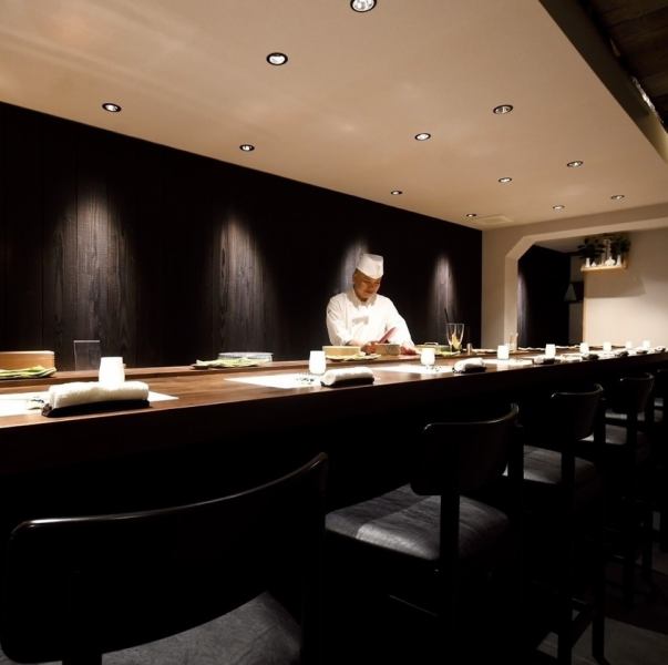 We offer one-of-a-kind, high-quality counter sushi in an old-fashioned Japanese-style space that is imbued with Japanese aesthetics.The skilled techniques of our sushi chefs bring out the best in the ingredients, delivering luxurious flavors.