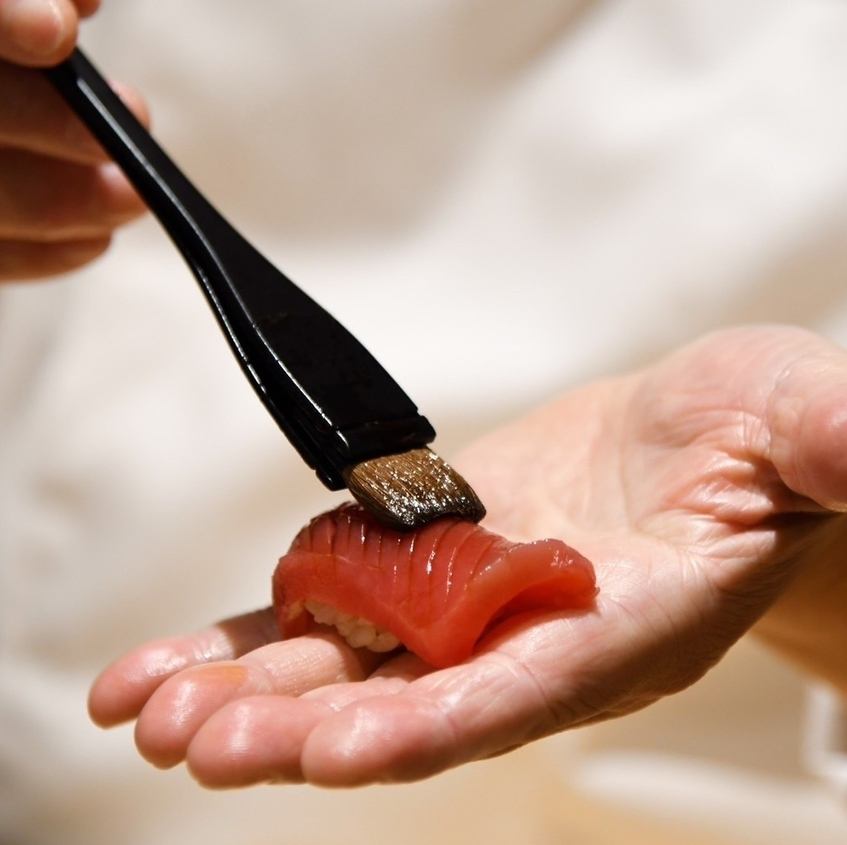 享受使用时令新鲜食材制作的最美味的寿司