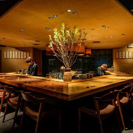 お洒落な内装に落ち着いた雰囲気の店内は、まるで大人の隠れ家。ゆっくりとお酒を楽しみたいお一人様や、大切な方とのデート、親しいご友人との集まりにも最適です。