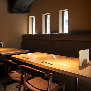 4名様用のテーブル席も2卓ご用意。気の置けないご友人同士や会社のお仲間など、グループでもご利用が可能。あたたかみ溢れる空間で、特別なひとときをお過ごし下さい。