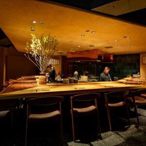 落ち着いた雰囲気の当店はカウンター席が17席をご用意しています。目の前で調理する風景をご覧いただく点からも接待でのご利用にもピッタリとなっています。ぜひ、こだわり抜いた食材と職人の技を目の前でお楽しみください。