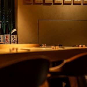 広々としたカウンターの雰囲気の中で気兼ねなく落ち着いた時間を過ごせ、また気心知れた数名の集まりでもライブ感あるカウンター席や落ち着いたテーブル席で本格的和食からカジュアルな居酒屋メニュー、「北海道めし」をお楽しみいただくことができます。