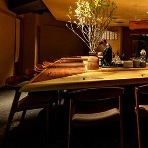 木の温かみを感じるカウンター席となっています。落ち着いた雰囲気の店内では特別な日を過ごすのに最適な空間となっています。また二次会でのご利用いただけるような小料理やドリンクも取り揃えております。ぜひ、ご来店をお待ちしております。