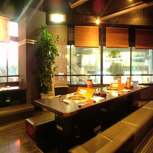 [Digging kotatsu seats on the 1st floor] There are tables for 10 people and tables for 4 people that can be separated by a blind. Floors can be reserved, so please feel free to contact us!