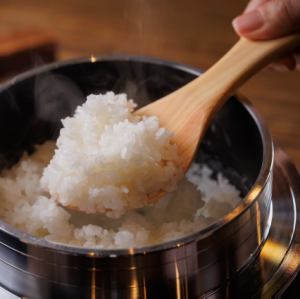 【桌上石鍋飯】1杯米飯在鍋裡煮熟