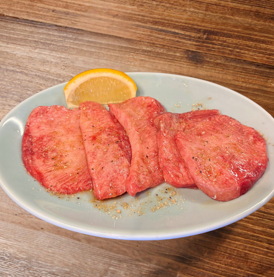 商標登録の霜降り牛タンを始め、こだわりのお肉がたくさん!