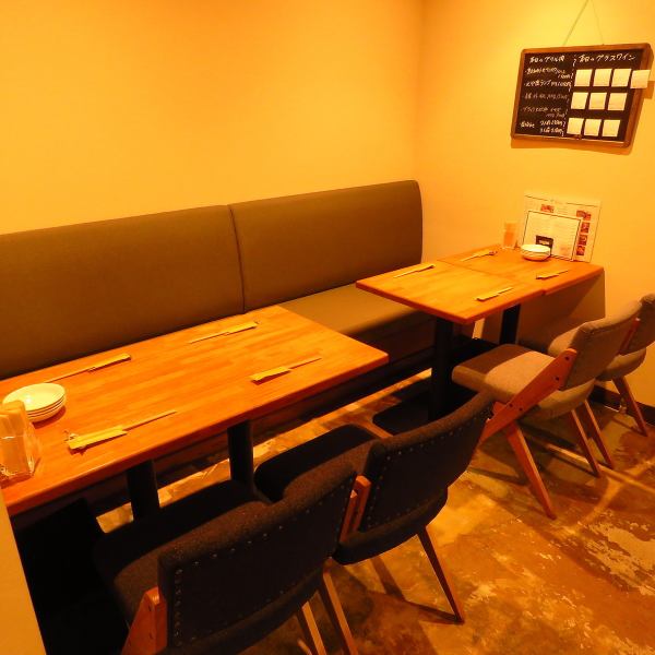 [There are 14 seats in the table ☆] 4 people table × 3 seats / 2 people table × 1 seat is available so it can be used in various scenes ♪ Friends, couples as well as families and We welcome the use of one person! We also reserve seats at "Net reservation" ☆ Please use it by all means ◎