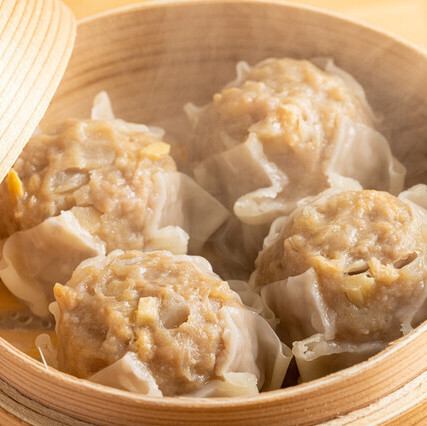 肉感強い特大シュウマイ