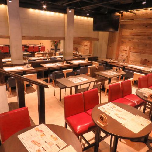 <p>The casual modern interior is a fashionable space with a sense of openness! It can accept reservations from 2 people up to a maximum of 80 people! There is also a large monitor so it is ideal for each event!</p>