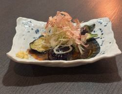 Plenty of condiments! Deep-fried eggplant