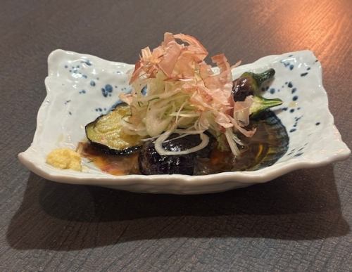 Plenty of condiments! Deep-fried eggplant