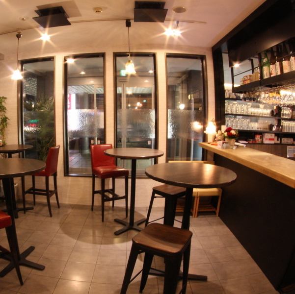 二面性を持つ甚家の店内。フロアが複数に分かれていてオープンフロアはカジュアル＆賑やかに、ラフなスタイルでご飲食を楽しめます。待ち合わせまでの0次会にふらっと寄ってちょと1杯。立ち飲みでも着席でも可。別なフロアでは個室が多く、スタイルに合わせてお席をお選びください。