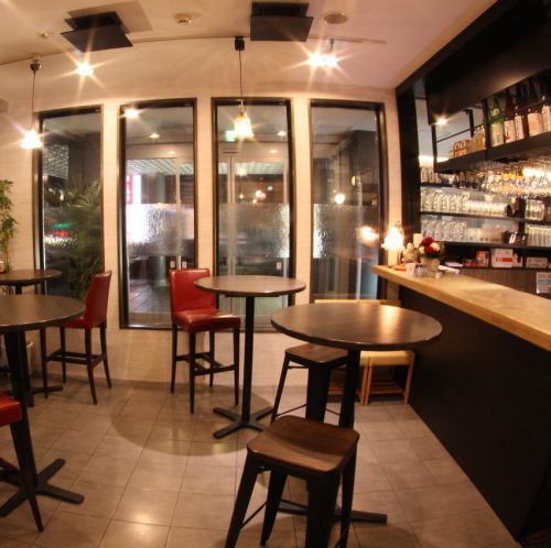 <p>二面性を持つ甚家の店内。フロアが複数に分かれていてオープンフロアはカジュアル＆賑やかに、ラフなスタイルでご飲食を楽しめます。待ち合わせまでの0次会にふらっと寄ってちょと1杯。立ち飲みでも着席でも可。別なフロアでは個室が多く、スタイルに合わせてお席をお選びください。</p>