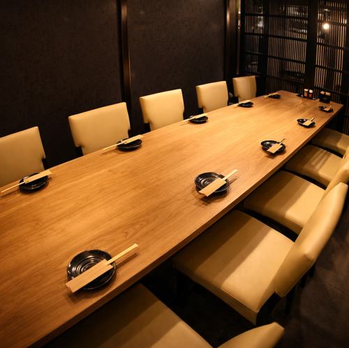 <p>「掘りごたつ個室」や「テーブル個室」など多彩にお席をご用意いたしております。宴会向けの中団体席も多数。最大は65名様まで個室で対応可能。落ち着いた店内は会社様のご宴会や接待。プライベートでのデートや普段使いにも幅広くお使いいただけます。</p>