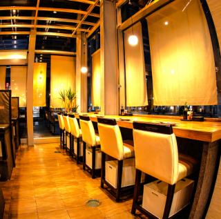 １～２名様向けカウンター席。もちろん１名様も大歓迎です。路面店ならではの開放感があって街の風景もお食事のアクセントに。