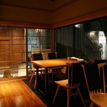 【1樓】榻榻米的榻榻米房，配有舒適的椅子。點亮的燈籠營造出輕鬆的空間。