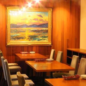 [2F] You can enjoy food and alcohol in a calm atmosphere.Table seats can be connected for up to 22 people.There is also a room next door that can hold a banquet for up to 33 people.