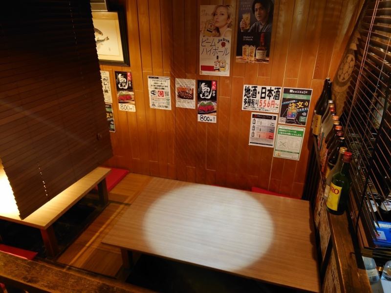 【仕事帰りにオススメ・行きつけにしたい隠れ家】ほっこり寛げる掘りごたつ席です。隠れ家店なので、落ち着いた雰囲気で大人が愉しんでいます。接待やデートにもオススメ。ブラインドの仕切りがある半個室。