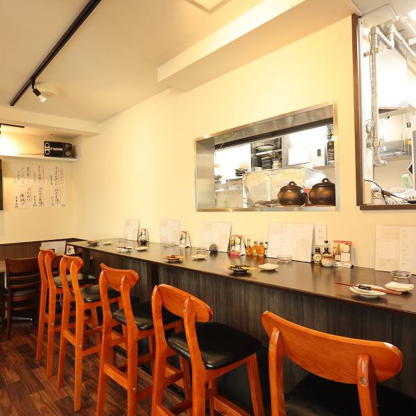 【お1人様大歓迎！毎日通えるアットホームなお店】店内にはカウンター席を5席完備。お1人様やご夫婦、カップルでのご来店にもぴったりです◎メニューも季節や仕入れによって都度替わるので、いつ来ても新鮮にお楽しみいただけます。お仕事終わりやお休みの日にも、お近くにお越しの際はお気軽にお立ち寄りください！