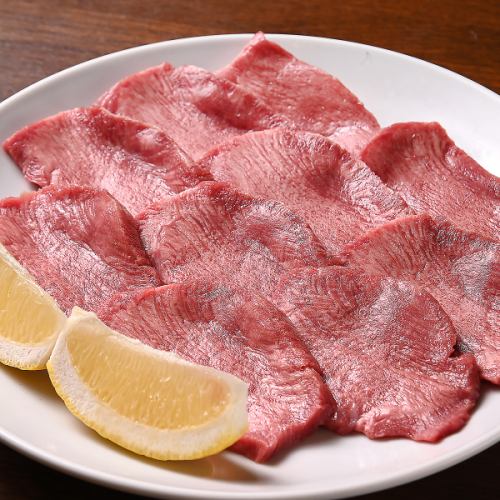 ≪噛むほどに溢れる旨味か堪らない！≫希少なタン元を使用した究極の焼肉体験を。だるま自慢の”特上タン”