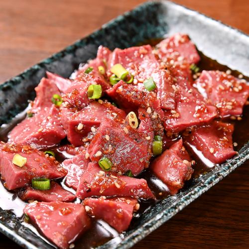 ≪圧倒的鮮度で愉しむ他では味わえない一品♪≫自家製のタレが絡み合いさらに旨味を引き立てる”ハツ刺し”