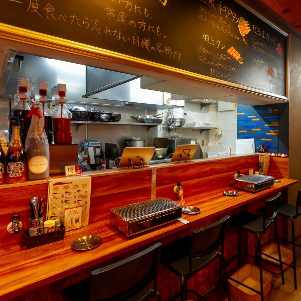 ≪職人の技を楽しめるカウンター席≫全6席ご用意したライブ感あふれるカウンター席からは、職人の繊細な手さばきをご覧いただけます。臨場感あふれる空間の中、当店がご用意した上質な極上焼肉を存分にお楽しみください。おひとり様でのご利用はもちろん、特別なデートやご友人同士でのご飲食にも最適なお席です。