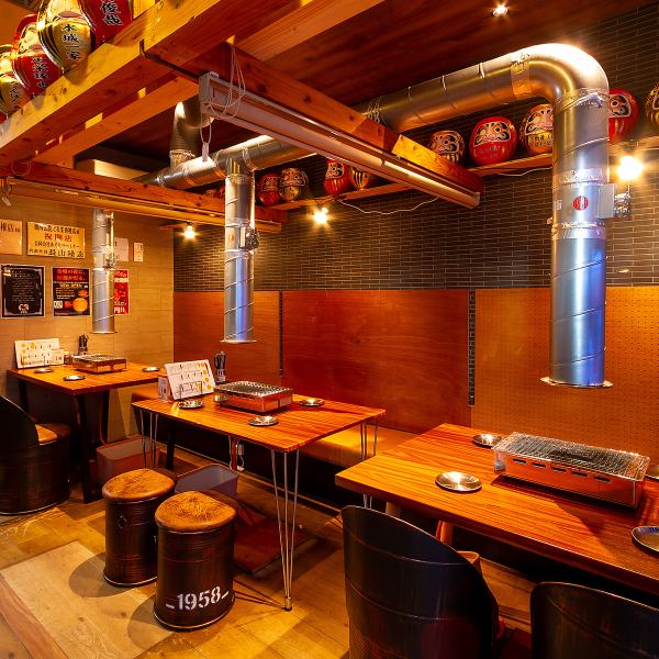 ≪ゆったりとくつろげる温かみのある空間≫4名様テーブル席×3◆だるまではどんなシーンでも人数での使いやすいテーブル席をご用意しております◎ゆったりとおくつろぎいただける雰囲気ですので、デートや女子会、ご家族での外食、各種ご宴会でのご利用にもおすすめです。皆様のご来店を心よりお待ちしております♪