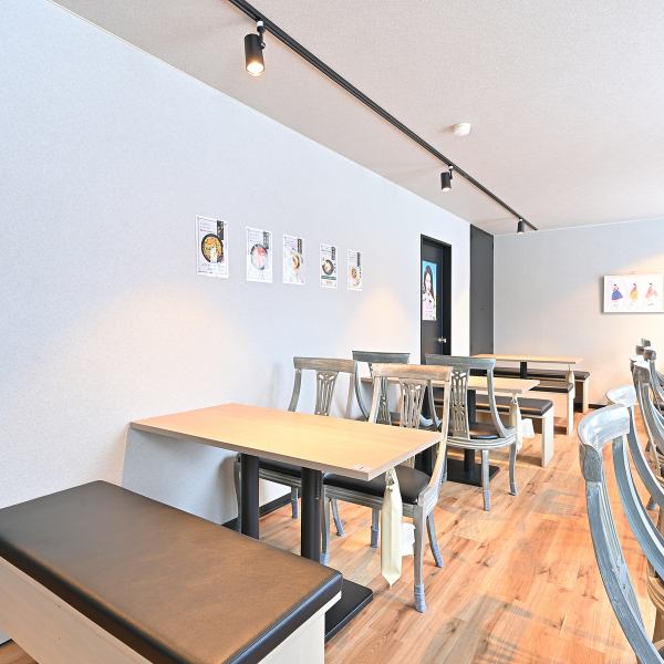 少人数でゆったりと過ごせる空間も魅力の一つです。デートや女子会、家族での会食に最適なお店です。やわらかく綺麗な照明も映え、料理と共に心安らぐ時間をお過ごしいただけます♪プライベート感覚でリラックスできる雰囲気です